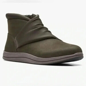 Clarks Cloudsteppers Slip On Olive  Ankle Flat Boots Size 7